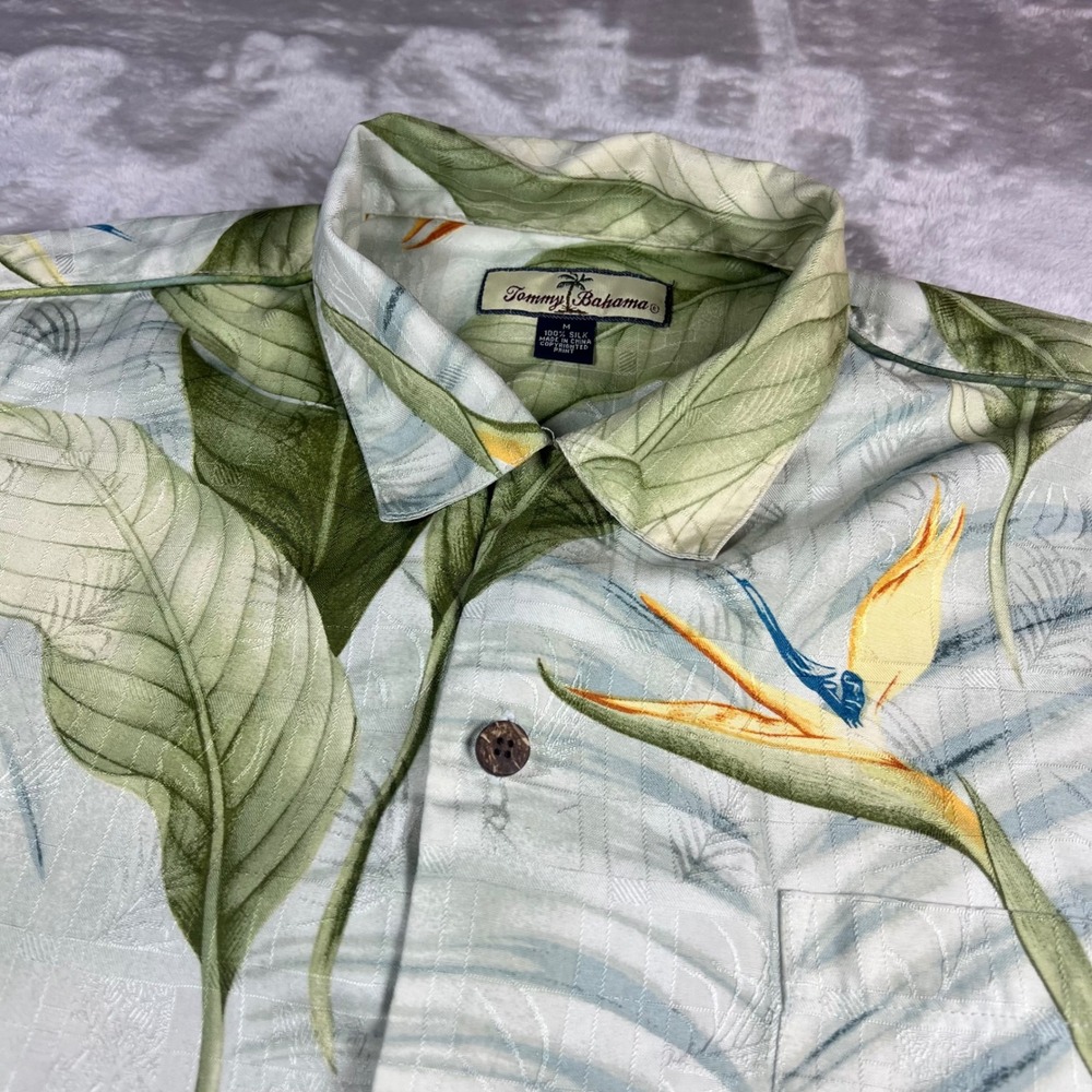 Tommy Bahama Men's M Adult Camp Shirt Green Silk Bird of Paradise Tropical Print